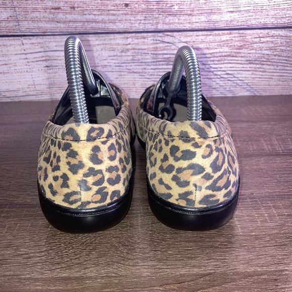 EUC Clarks Women's Ashland Tan Leopard Suede Size 7.5 - Picture 6 of 13